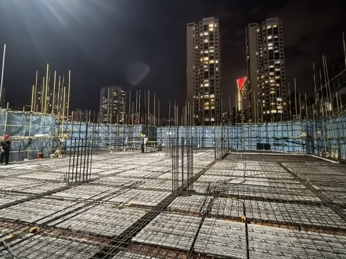 戰(zhàn)雨季 搶工期——蘭州實(shí)驗(yàn)小學(xué)綜合教學(xué)樓項(xiàng)目全力推進(jìn)工程建設(shè)